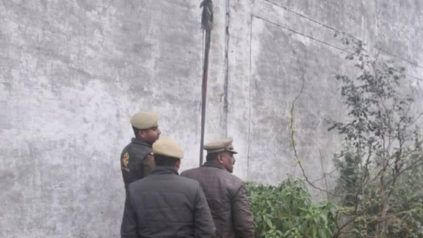 कन्नौज जेल ब्रेक: नए साल के जश्न के बीच 22 फीट ऊंची दीवार फांदकर दो कैदी फरार, जेल अधीक्षक समेत 6 निलंबित