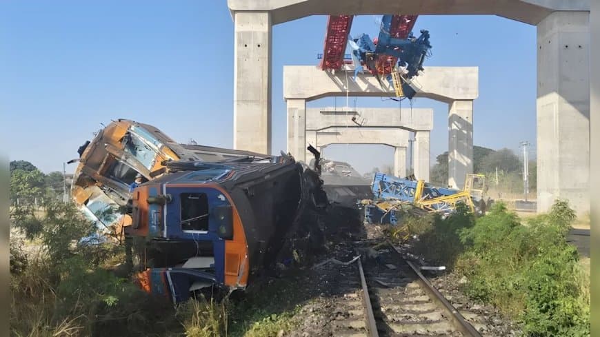 थाईलैंड ट्रेन हादसा: हाई-स्पीड रेल क्रेन गिरने से 22 की मौत, मलबे में तब्दील हुई ट्रेन।