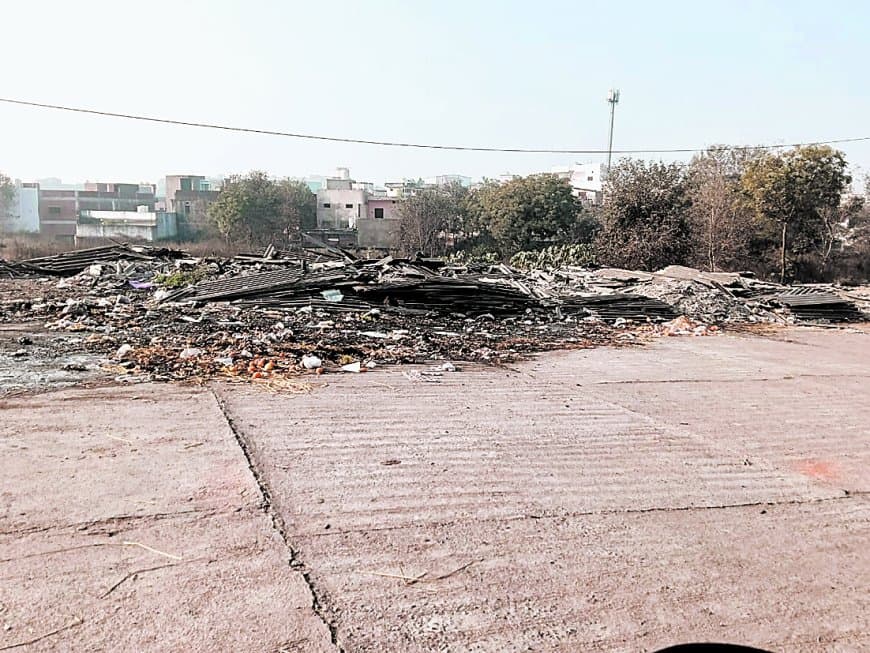 ताजे फलों की मंडी में बदहाली सड़ा कचरा दुर्गंध से व्यापारी ग्राहक परेशान