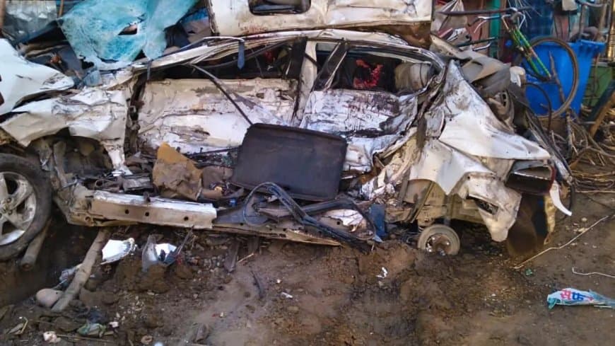 बिहार... मधेपुरा एनएच 106 पर हादसा...चार की मौत...कार के उड़े परखच्चे