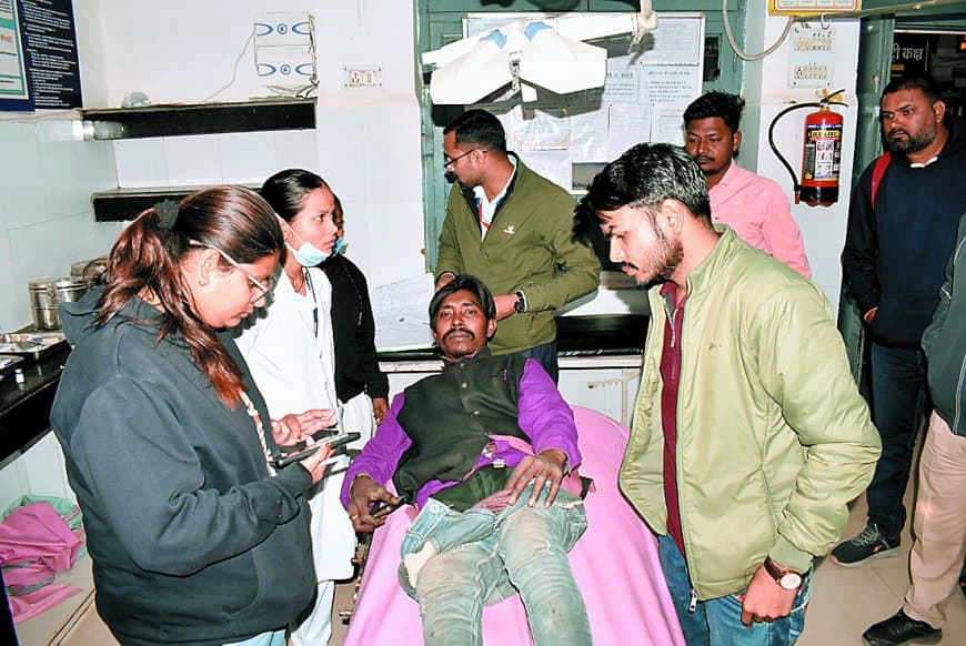 रीवा रोड पर दिनदहाड़े फायरिंग, ऑटो चालक घायल, मोबाइल फोन ने बचाई जान