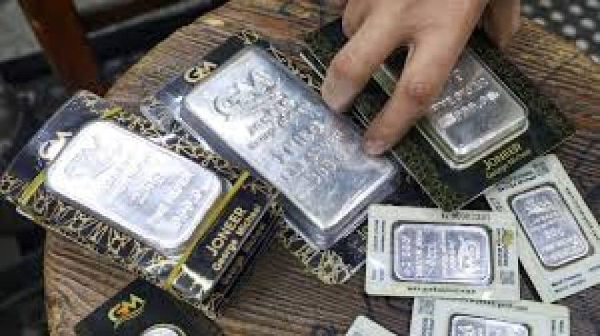 Silver Price Today: चांदी का भाव पहली बार ₹3 लाख के पार, मात्र 1 महीने में 1 लाख की तेजी