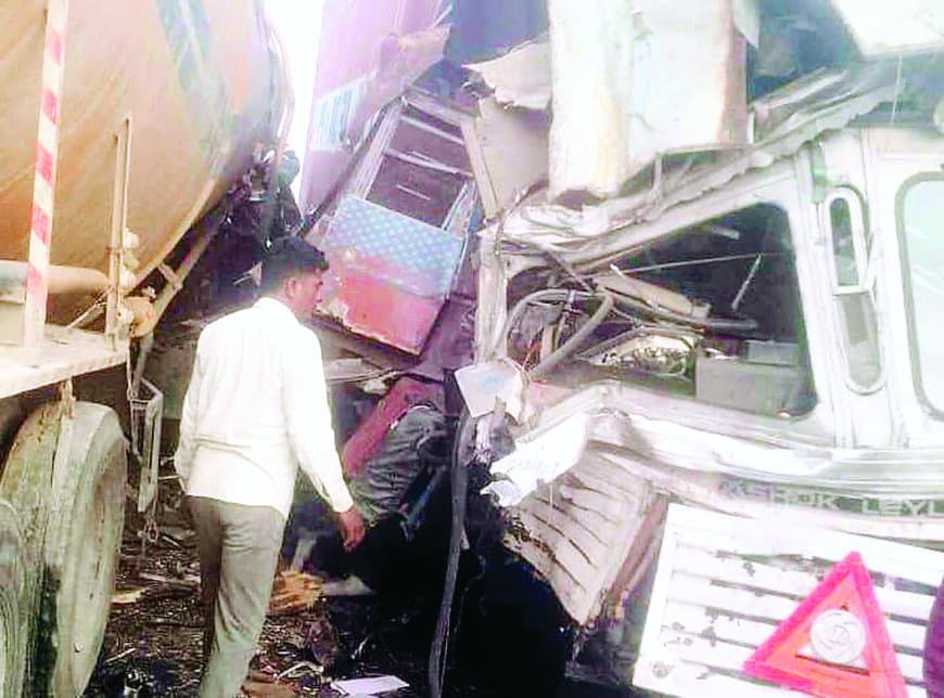 बल्कर व कंटेनर ट्रक की सीधी भिड़ंत चालक केबिन में फंसे, हालत गंभीर