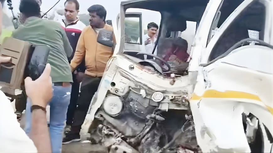 बैतूल : स्कूल वैन और तूफान जीप की टक्कर में एक छात्रा की मौत, 11 घायल