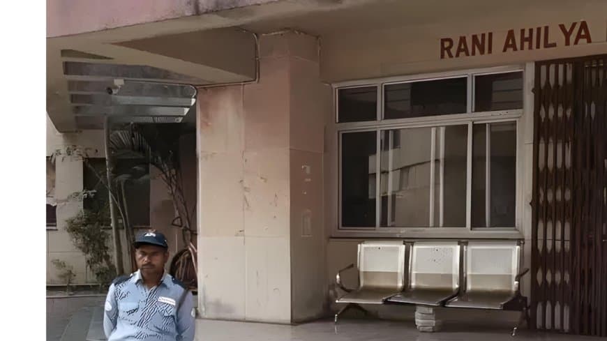 बीटेक छात्रा ने गर्ल्स हॉस्टल में किया सुसाइड, वार्डन पर प्रताड़ना का आरोप