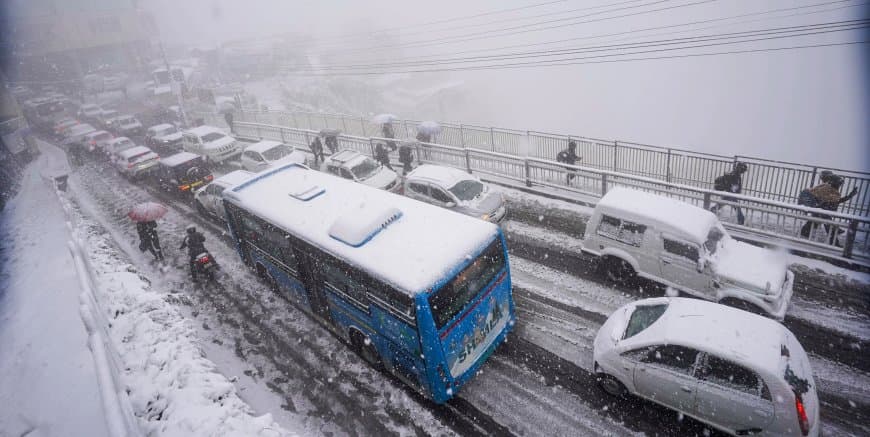 एमपी में बारिश: उत्तरकाशी में बर्फबारी... राजस्थान में सर्दी का सितम