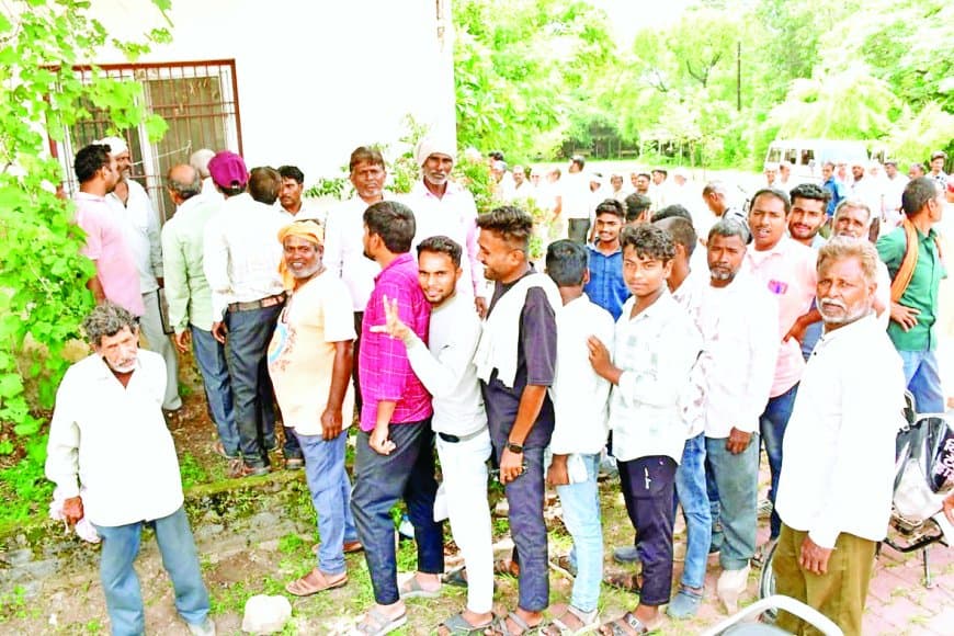 ई-टोकन व्यवस्था में सुस्ती, नंबर मिला फिर भी 1300 किसान खाद कतार में परेशान इंतजार