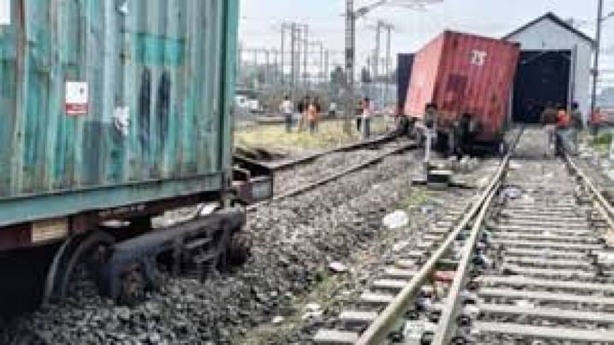 मक्सी रेल हादसा: पटरी टूटने से बेपटरी हुई मालगाड़ी, दो हिस्सों में बंटा ट्रैक; जांच शुरू