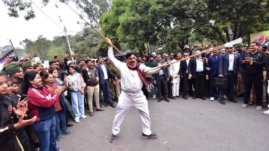 उज्जैन: राहगीरी आनंदोत्सव में सीएम ने लाठियां घुमाकर दिखाई कलाबाजी उज्जैन: राहगीरी आनंदोत्सव में सीएम ने लाठियां घुमाकर दिखाई कलाबाजी