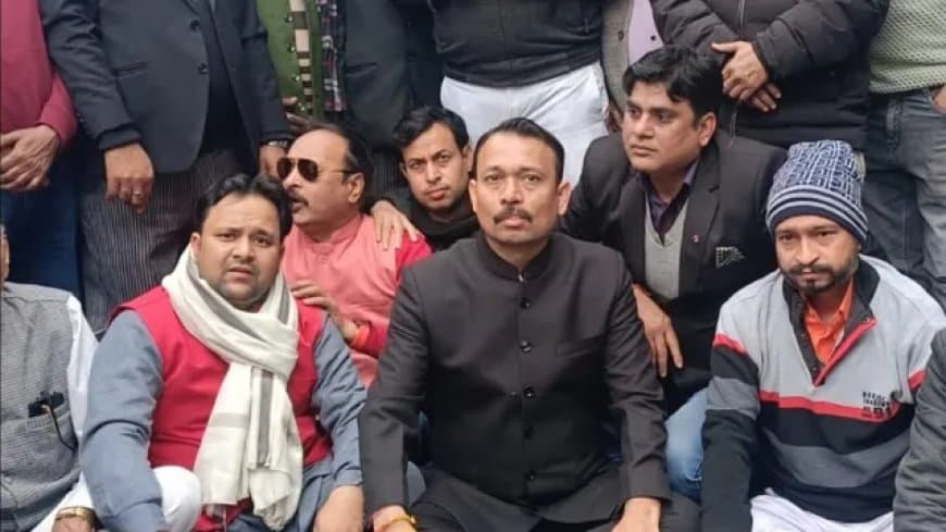 UP: धरने पर बैठे अग्निहोत्री का निलंबन... अविमुक्तेश्वरानंद ने दिया ऑफर