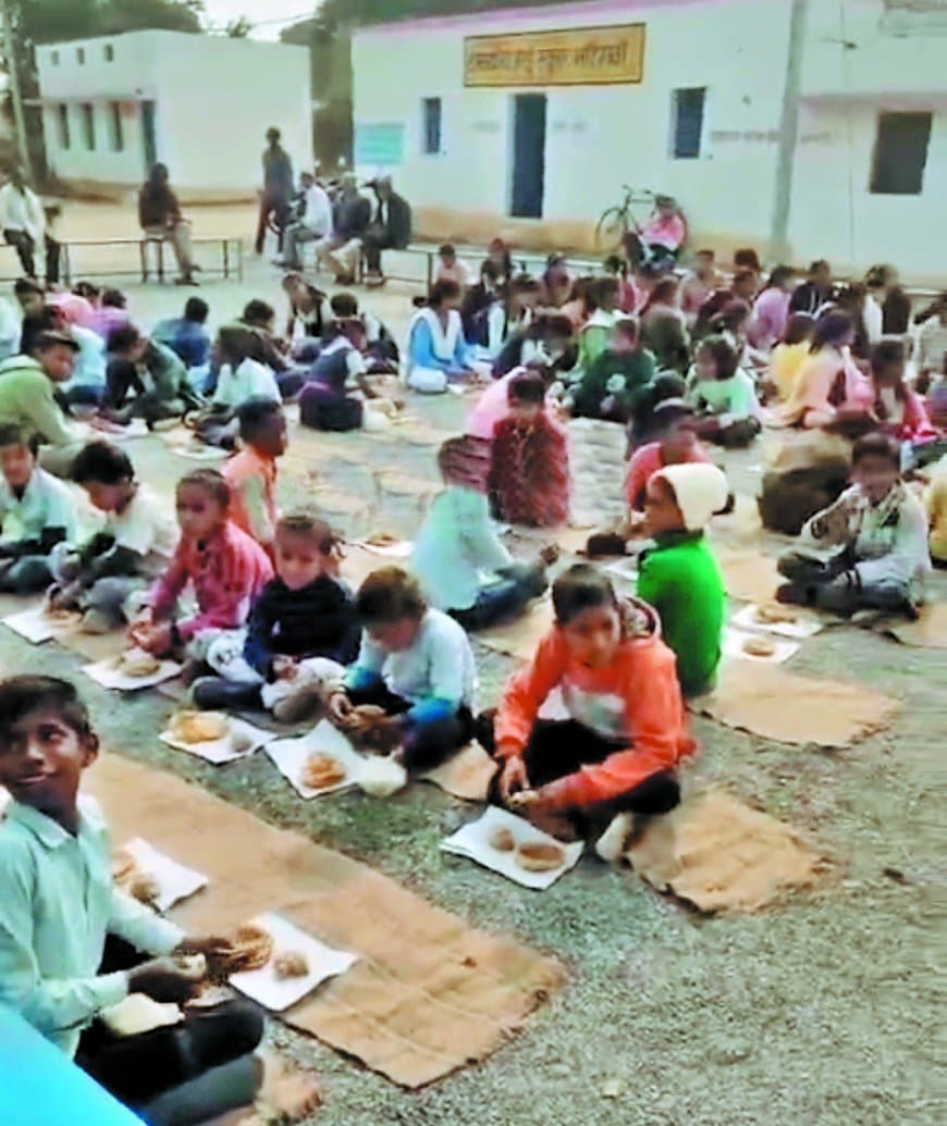 गणतंत्र दिवस पर बच्चों को कागज में भोजन प्रशासन शिक्षा विभाग कटघरे में