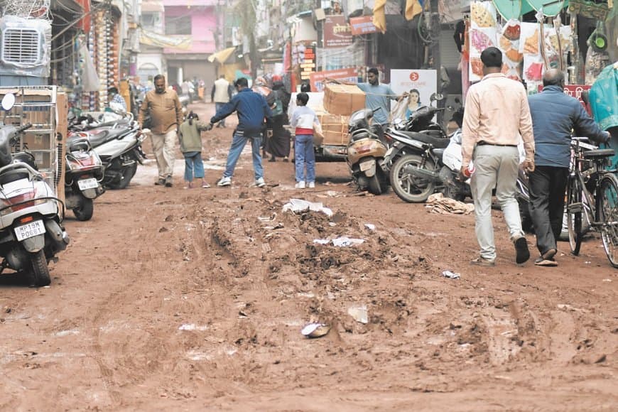 स्मार्ट सिटी सतना का बाजार कीचड़ में डूबा, सीवर खुदाई ने व्यापार ठप किया