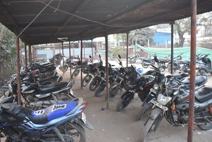 जिला अस्पताल में निर्माण कार्य से पार्किंग संकट, वाहन सड़कों पर खड़े होने को मजबूर