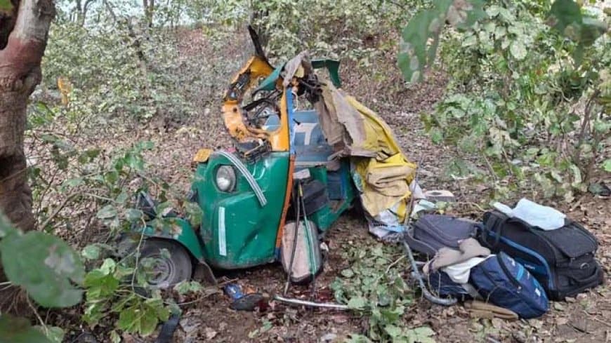 आगरा: ट्रक ने दो आटो को मारी टक्कर... पांच लोगों की मौत... तीन घायल  