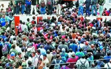 नौकरी की आस में बेकाबू भीड़, अडानी सीमेंट कार्यालय बना बेरोजगारों की परीक्षा