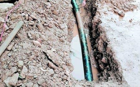 निर्माण कार्यों से टूटी पेयजल लाइन, कई वार्डों में गंदे पानी की आपूर्ति