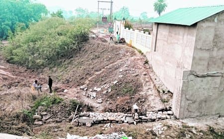 प्रशासन ने शाही बिल्डर की हद तय की थी, फिर नदी की तरफ निर्माण शुरू