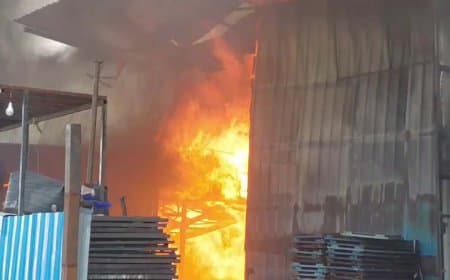 देवास: ऑटो पार्ट्स फैक्ट्री में लगी भीषण आग... लाखों का सामान खाक 