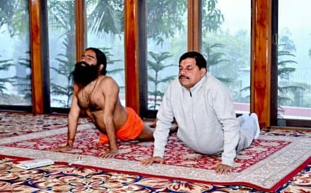 मध्यप्रदेश: हरिद्वार में सीएम ने गुरुकुल में किया हवन और रामदेव के साथ योग