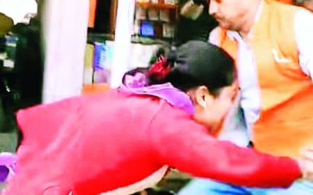 सीधी फिर शर्मसार, दबंग ने सरेबाजार महिला को बेरहमी से पीटा, वीडियो वायरल