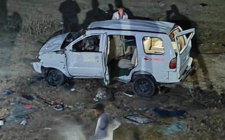 विदिशा: रात के अंधेरे में बारातियों से भरी कार सूखे तालाब में गिरी... तीन की मौत