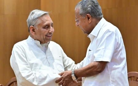 जब भरे मंच पर केरल सीएम के चरणों में गिरकर अय्यर ने कहा- कांग्रेस की छोड़ी जिम्मेदारी संभालें