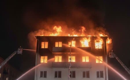 मॉस्को हॉस्टल में भीषण आग: जान बचाने के लिए खिड़की से कूदे लोग, 6 घायल