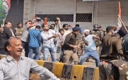इंदौर में बवाल: भाजयुमो-कांग्रेस में पत्थरबाजी... पुलिस का फूटा सिर