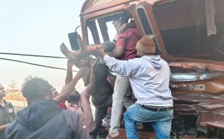 मध्यप्रदेश: धार में ट्रक ने कंटेनर को मारी टक्कर, तीन घंटे तक फंसा रहा चालक