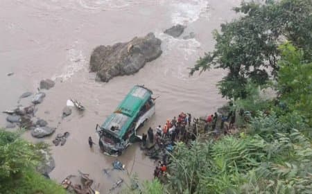 नेपाल: काठमांडू जा रही बस त्रिशूली नदी में गिरी... 18 यात्रियों की मौत