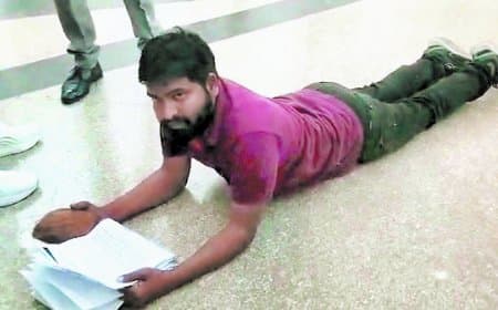 नारियल हाथ में लेकर जमीन पर लोटता कलेक्ट्रेट पहुंचा युवक, सड़क निर्माण की लगाई गुहार