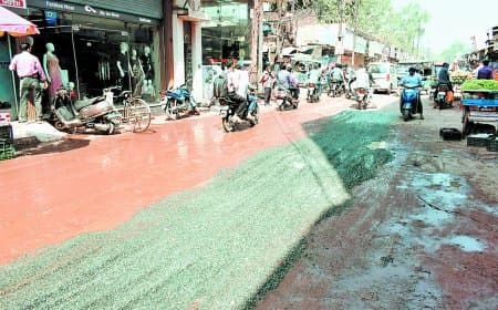 सड़क पर उतरे सांसद, कीचड़ में गिरा व्यापारी तो आयुक्त से बोले 'देखिए अपना काम'