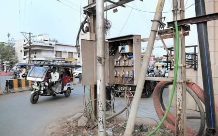 खुले ट्रांसफार्मर और फ्यूज बॉक्स बने जानलेवा, शहर में हादसों का बढ़ता खतरा
