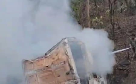 मध्यप्रदेश: खाई में गिरा ट्रक... लगी भीषण आग... चालक ने कूदकर बचाई जान