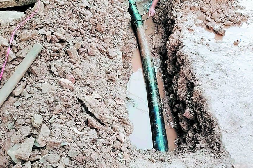 निर्माण कार्यों से टूटी पेयजल लाइन, कई वार्डों में गंदे पानी की आपूर्ति