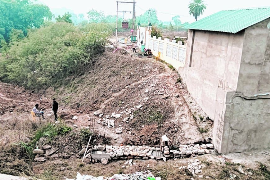 प्रशासन ने शाही बिल्डर की हद तय की थी, फिर नदी की तरफ निर्माण शुरू