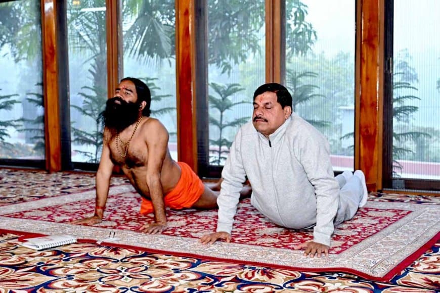 मध्यप्रदेश: हरिद्वार में सीएम ने गुरुकुल में किया हवन और रामदेव के साथ योग