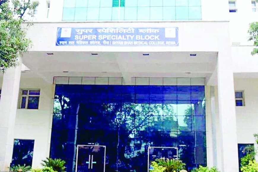 रीवा अस्पताल में एमआरआई दिन में चालू, रात में मरीज भटकते जांच को