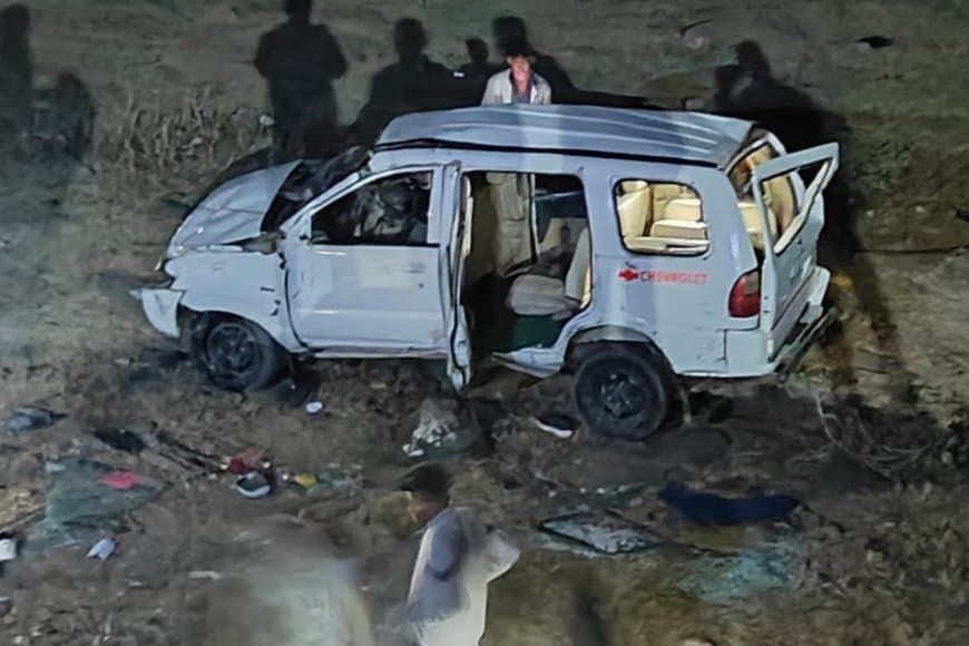 विदिशा: रात के अंधेरे में बारातियों से भरी कार सूखे तालाब में गिरी... तीन की मौत