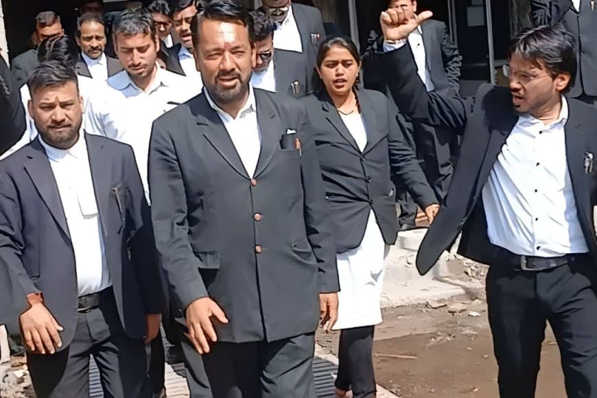 शिवपुरी अधिवक्ता हत्याकांड का विरोध: भोपाल में वकीलों का काम बंद, एडवोकेट प्रोटेक्शन एक्ट की मांग तेज