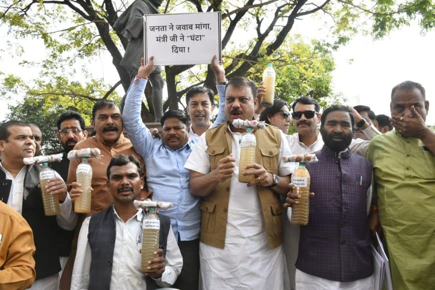 मध्यप्रदेश विधानसभा: 35 मौतों के जिम्मेदार मंत्रियों का लिया जाए इस्तीफा