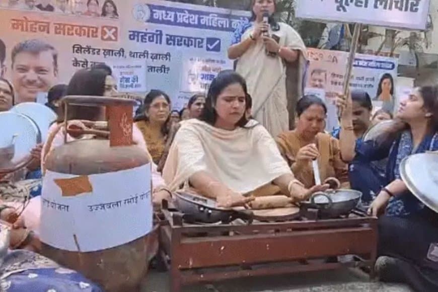 भोपाल में महिला कांग्रेस की 'रसोई संसद': खाली कड़ाही और थाली बजाकर जताया विरोध