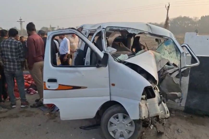 गुजरात: डिवाइडर से टकराई कार, एक ही परिवार के पांच लोगों की मौत