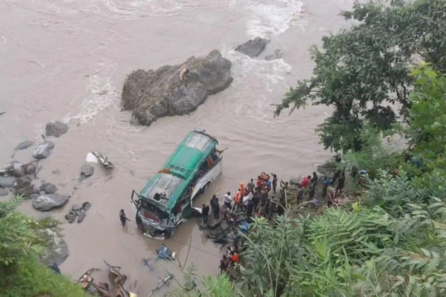नेपाल: काठमांडू जा रही बस त्रिशूली नदी में गिरी... 18 यात्रियों की मौत
