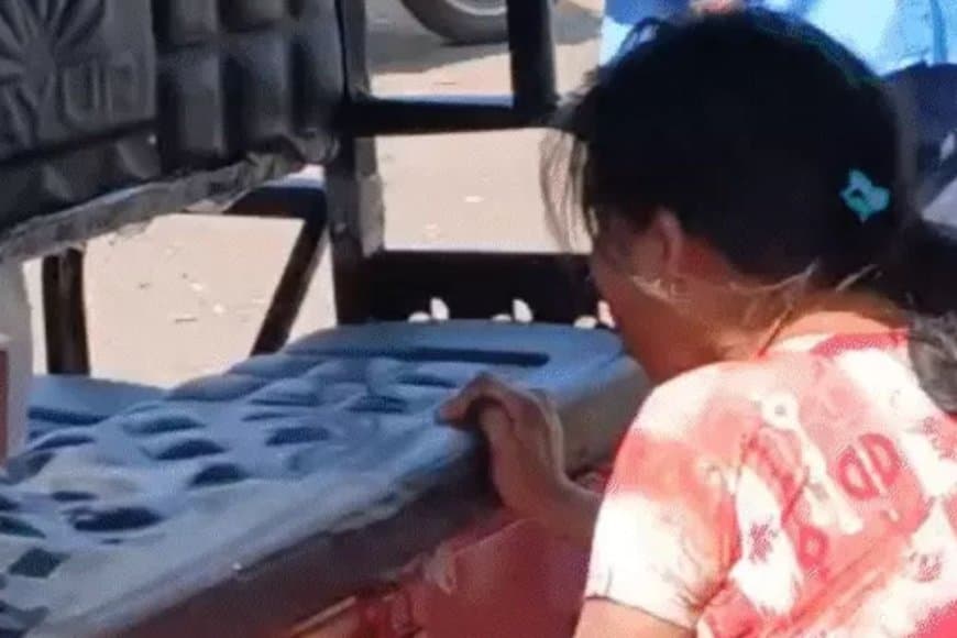 भोपाल में पुलिस की बदसलूकी: ई-रिक्शा चालक की पत्नी ने खाया जहर, सड़क पर हंगामा और तोड़फोड़