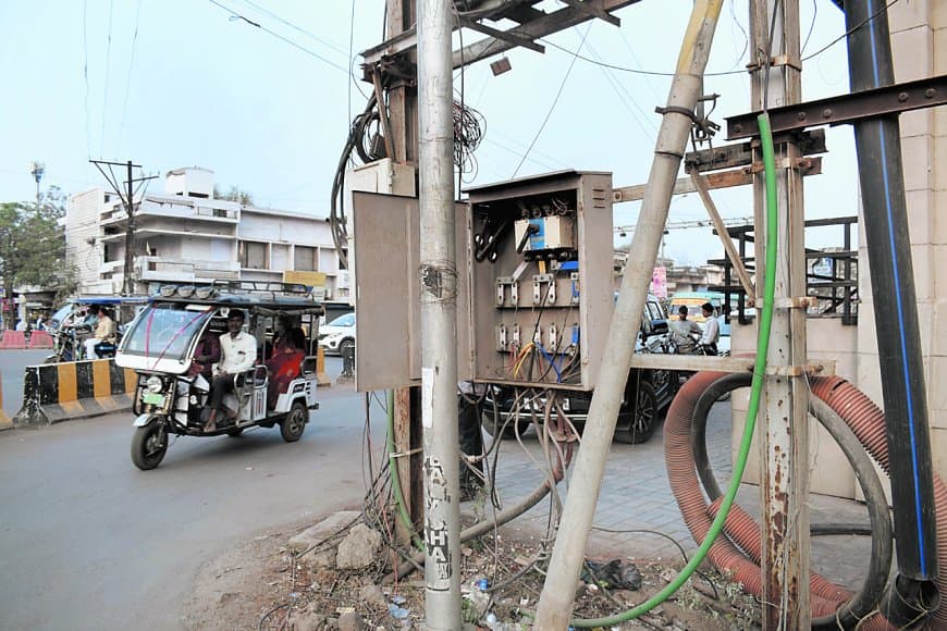 खुले ट्रांसफार्मर और फ्यूज बॉक्स बने जानलेवा, शहर में हादसों का बढ़ता खतरा