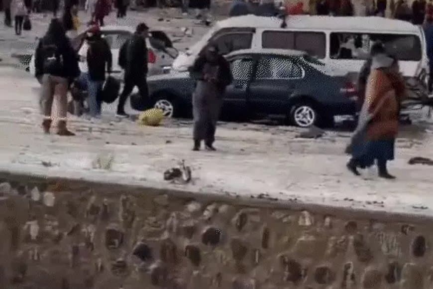 बोलिविया: सेना का विमान क्रैश, 15 की मौत... हाईवे पर बिखरे नोट 