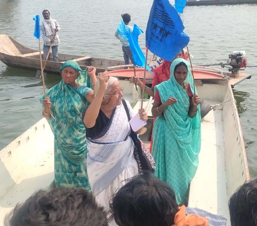 मध्यप्रदेश: बड़वानी में नर्मदा के ‘मझधार’ से मेधा पाटकर ने भरी हुंकार
