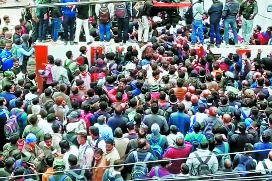 नौकरी की आस में बेकाबू भीड़, अडानी सीमेंट कार्यालय बना बेरोजगारों की परीक्षा