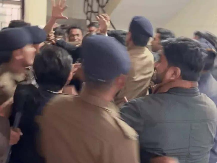 भोपाल: छात्रा से दरिंदगी पर वकीलों ने आरोपी कोर्ट परिसर में ही पीटा 